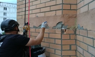 Обследование фасада здания в Михайловке в октябре